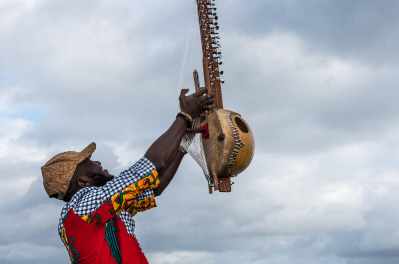 MARDI 6/8 à 11h30 – CONCERT IDRISSA KOUYATÉ – Rostrenen, Square de la Fontaine