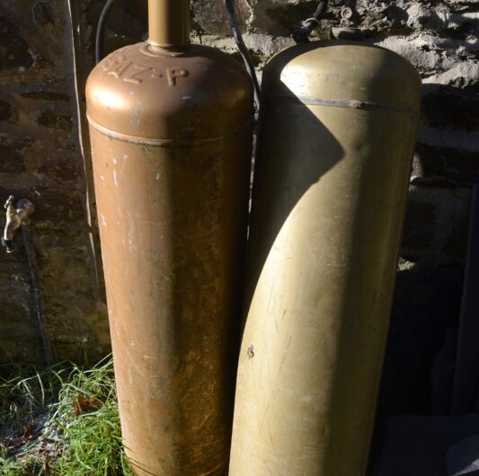 Donne 2 grandes bouteilles de gaz